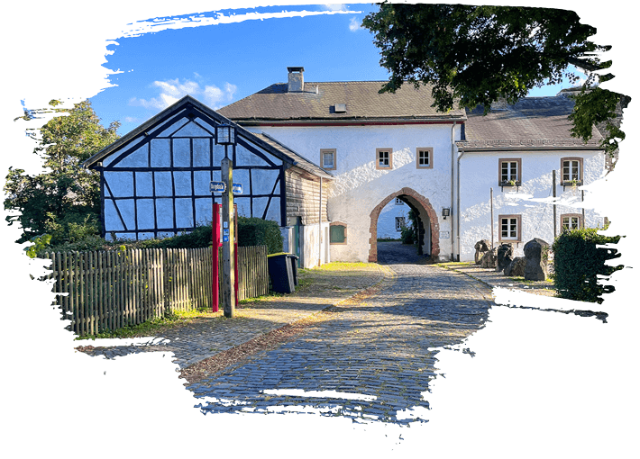 Entdecken Sie die Zehntscheune und das Nordtor Kronenburg mit gemütlicher Gastlichkeit, moderner Küche und hauseigener Destille inmitten der historischen Kulisse von Kronenburg.